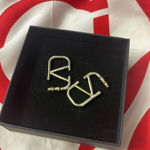 Very beautiful V logo earrings in gold.